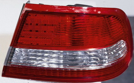 Nissan (Нисан) Cefiro Фонарь Задний Внешний Правый 3 L Красный-Белый
